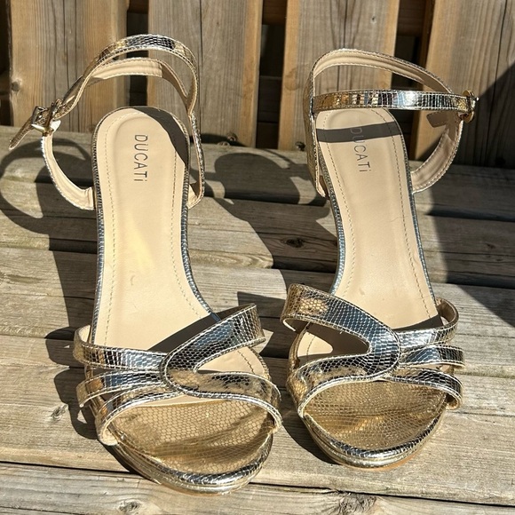 Gold Ducati size 40/9 with 3 inch heel adjustable strap, open toe - Picture 6 of 12